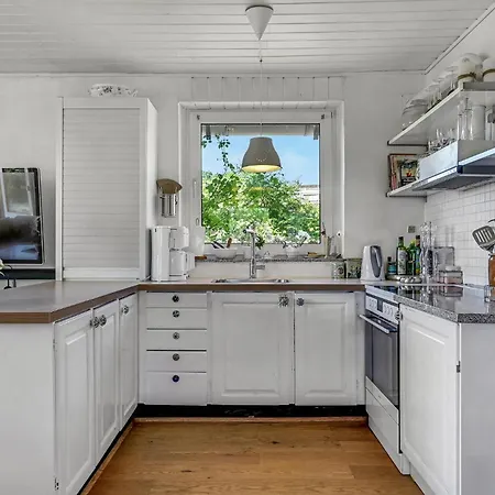 2 Bedroom Cozy In Holiday home
